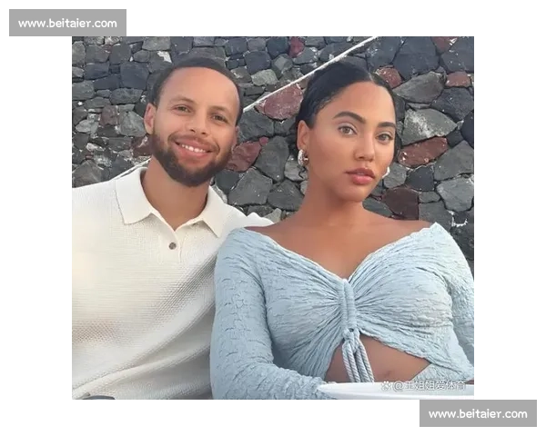 库里携妻观赛美网决赛 表情包抢镜阿耶莎妆容吸睛 库里携妻观赛美网决赛 表情包抢镜阿耶莎妆容吸睛