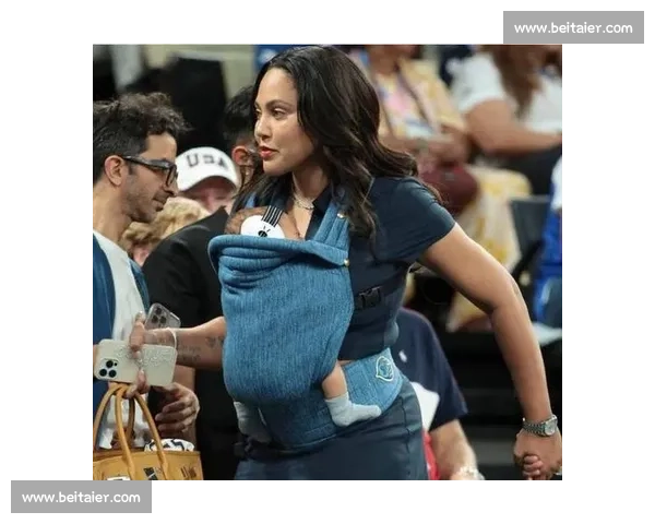 库里携妻观赛美网决赛 表情包抢镜阿耶莎妆容吸睛 库里携妻观赛美网决赛 表情包抢镜阿耶莎妆容吸睛